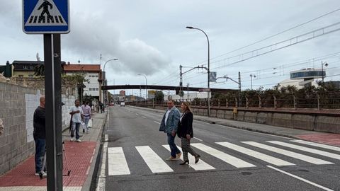 La directora general de Transporte, Arantza Fern�ndez P�ramo, y el concejal de Movilidad del Ayuntamiento de Avil�s, Pelayo Garc�a, visitan uno de los nuevos pasos de peatones inteligentes ubicados en�la calle El Muelle
