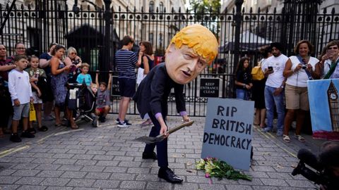 Un manifestante que representa a Boris Johnson se manifiesta  frente a Downing Street