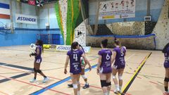 Jugadoras del Aceites Abril Volei Ourense en la pista c�ntabra