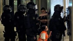 Imagen de la actuacin policial que evit un suicidio en A Corua