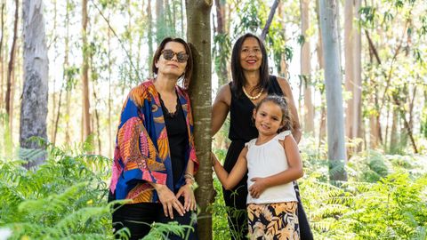 Lola García, acompañada de Sonia González y su hija Antía en una plantación