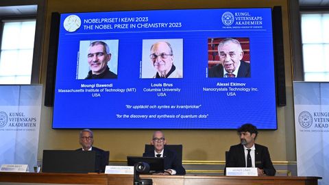 Miembros del secretariado permanente de la Real Academia Sueca de Ciencias en el momento de dar a conocer el nombre de los ganadores