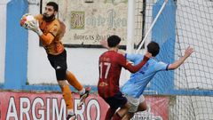 El meta viveirense Ayoub ataja un bal�n en el choque ante el Estradense. 