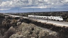 Un Alvia circulando por la lnea de alta velocidad Madrid-Galicia despus del gran incendio de la sierra de La Culebra