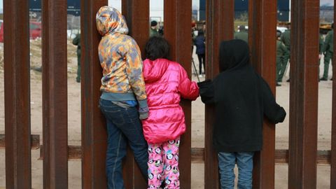 Nios migrantes en la frontera con Estados Unidos