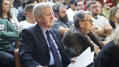 Jos Antonio Pin, ex alumno del centro, sentado entre el pblico, antes de su intervencin