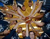 Los integrantes del Breog�n, alrededor de un bal�n sobre la cancha del Pazo Universitario. 