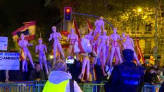 La manifestaci�n en Ferraz insin�a que unas mu�ecas hinchables �son las ministras�