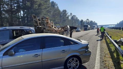 En el accidente se vieron implicados dos turismos y un todoterreno que llevaba pals de madera.