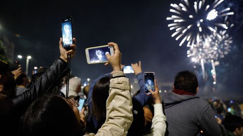 El pblico, durante los fuegos artificiales de San Xon en A Corua