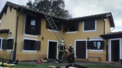 Bomberos trabajan en la extinci�n de un incendio en una vivienda de Llanes