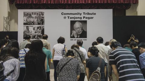 Ciudadanos de Singapur homenajean al fundador del pa�s. 