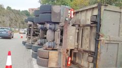 Cami&oacute;n de Emulsa Gij&oacute;n volcado en la rampa de acceso de la AS-II que da a la autopista 'Y' (Gij&oacute;n)