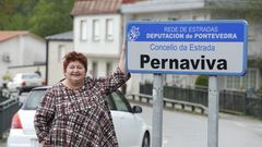 La actriz Chelo do Rejo junto al cartel de Pernaviva, en A Estrada, donde vive