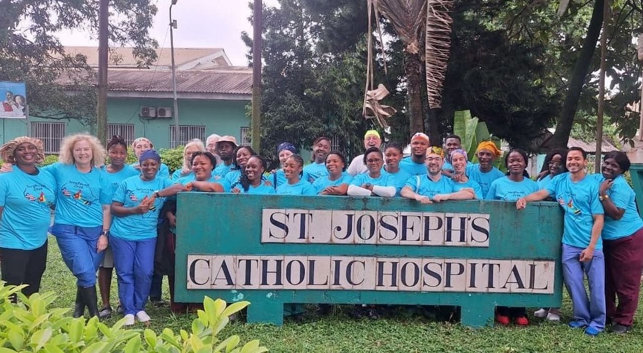 Especialistas del HULA promueven una treintena de operaciones para pacientes sin recursos en Liberia