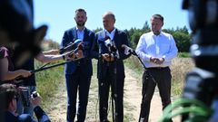 El ministro de Defensa polaco, Wladyslaw Kosiniak-Kamysz, el primer ministro Donald Tusk y el ministro del Interior, Marcin Kierwinski, en la aldea de Tarnawa-Kolonia.