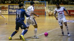 Los noieses Ismael y Churrasco protegen la pelota ante la presin de un jugador del Crdoba.