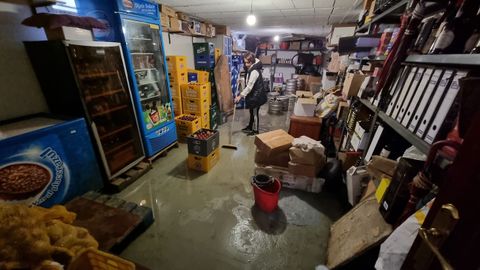 Uno de los bajos inundados por las fuertes lluvias en Pontevedra