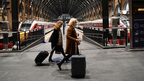 Viajeros en la estacin de tren de Kings Cross en Londres, este domingo, despus de que varios pases prohibiesen los viajes desde Reino Unido por el avance de la nueva cepa de covid 