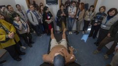 Los m�dicos, durante la formaci�n de este lunes en la facultad de Medicina de Santiago