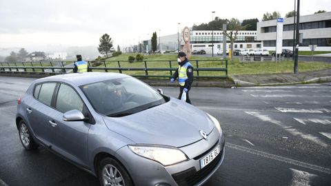 Reparto entrega de mascarillas por la Guardia Civil y Polica Local a trabajadores en la entrada del polgono industrial Lalin 2000