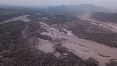 Fotograf�a tomada desde un dron de la pista de golf de La Reuni�n, en la localidad El Rodeo, donde socorristas siguen buscando supervivientes despu�s de la erupci�n del domingo del volc�n de Fuego