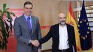 Pedro S�nchez, con el diputado del BNG N�stor Rego, en un encuentro el pasado octubre.