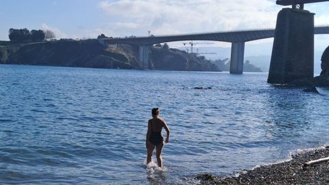 El lugar preferido de Adela para ba�arse es en la r�a, en la zona de� O Cargadeiro