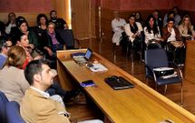 Empresarios, representantes de colectivos y responsables locales, reunidos ayer en Cari�o. 