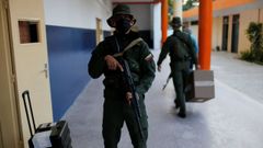 La Guardia Nacional Bolivariana custodia un equipo de votacin en una escuela en los preparativos de las elecciones. 