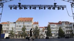 La plaza de Armas�acoger� en agosto la mayor parte de los conciertos del programa de las fiestas de San Ram�n. Los vecinos piden que se aten�e el ruido en el foco emisor, es decir, en el escenario, con limitadores de frecuencias. En la foto, el escenario del pasado a�o, donde se celebraron conciertos multitudinarios como el que abri� la programaci�n la noche del preg�n, con Omar Montes.