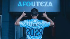 El nuevo jugador del Celta Aleix Febas, posando este lunes en el estadio de Bala�dos.