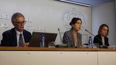 La consejera de Hacienda, Dolores Carcedo, rodeada de los directores generales de de Presupuestos, Francisco S�nchez, y  Finanzas y Econom�a, Mar Garc�a Salgado