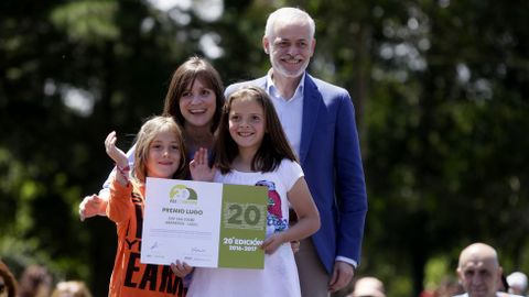 El director general de la Corporaci�n Voz de Galicia, Lois Blanco, entreg� el Premio Provincia de Lugo al CEIP San Cosme, de San Cosme de Barreiros, que recogieron la directora, Vanessa Bello Amor, y los alumnos Armando Ventoso Carrera y  Laura Becerra Rodr�guez