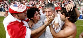 Dos aficionados, y su hijo Laro, consuelan a Seti�n tras impedir el Alcoyano el ascenso a Segunda.
