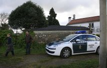 Vecinos y Guardia Civil en la casa de Pazos de Abaixo, a pocos metros donde apareci� el cad�ver. 