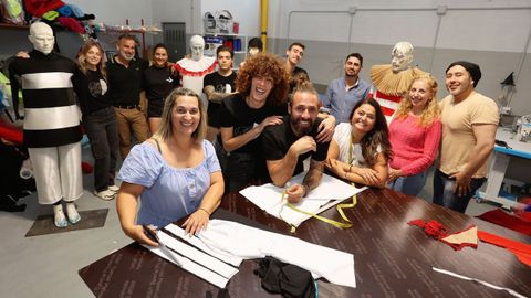 Pablo M�ndez, con su equipo de trabajo en las instalaciones de la compa��a