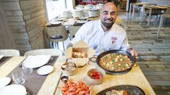 Alejandro M�ndez, chef de Os Cachivaches, Lugo, con un ejemplo de men�