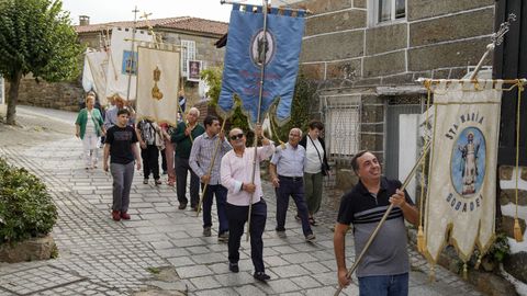 Procesin del Encontro de la Virxe do Cristal. Los primeros estandartes llegan a la plaza del Recreo de Vilanova