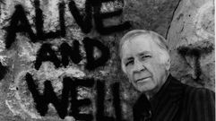 El escritor estadounidense Jim Thompson, retratado en Hollywood Hills en el a�o 1975, en una fotograf�a conservada en el fondo familiar