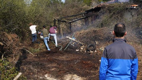 Vecinos trabajan en las labores de extinci�n del incendio registrado en Luarca