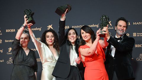 Sandra Hermida, segunda por la izquierda, celebra el Goya de Mejor Pel&iacute;cula para Los Domingos