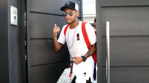 Neymar abandona su domicilio rumbo al aeropuerto El Prat para trasladarse a Par�s