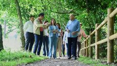 La conselleira de Medio Ambiente y el alcalde de Valdovi&ntilde;o visitaron hace unos d&iacute;as la barandilla que se instal&oacute; en la laguna de A Frouxeira.