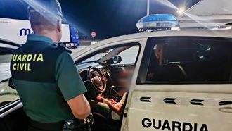 Agentes de la Guardia Civil junto al menor perdido.