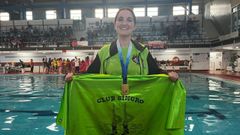 Ainhoa Lechuga con el metal cosechado en Vigo.