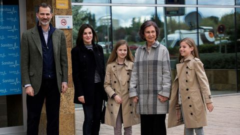 Los reyes Felipe y Letizia acompaados por la reina Sofa, la princesa Leonor y la infanta Sofa a su llegada el pasado da 8 a la Clnica Universitaria La Moraleja para visitar al rey don Juan Carlos operado ayer de forma satisfactoria para sustituirle la prtesis artificial que le fue implantada en la rodilla derecha hace siete aos