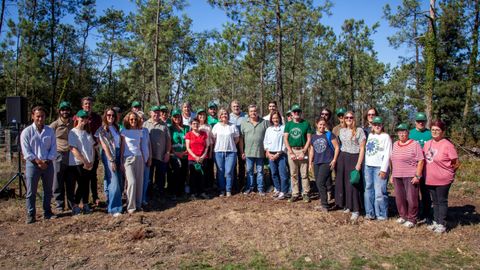 Representantes institucionales y empresariales, junto con los comuneros de Monte Ra�o.