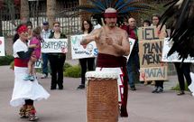 Protesta de activistas en favor de los inmigrantes que tuvo lugar en Tucson, Arizona. 