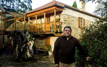 Vicente J. D�az, delante de la casa rural que regenta, O Mu��o das Ca�otas, en Cari�o.